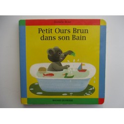 Petit ours brun dans son...